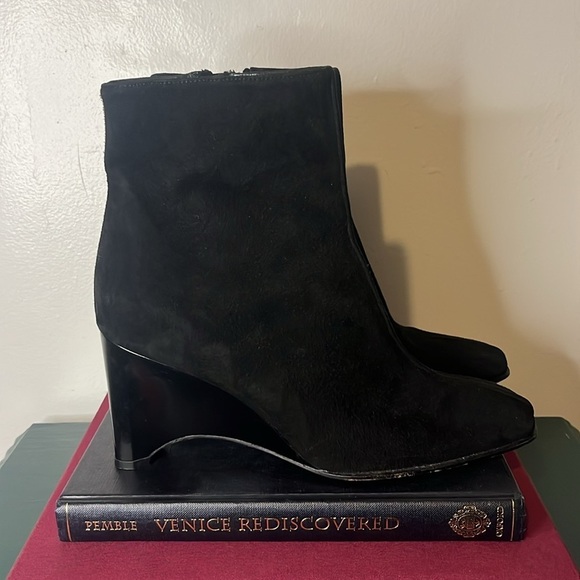 Stuart Weitzman Classic Black Suede Zip Wedge Heel Pleated‎ Stitch Booties Sz 8 - Picture 5 of 16